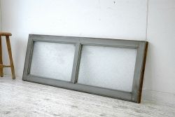 ペンキの剥げたダイヤガラス明り取り