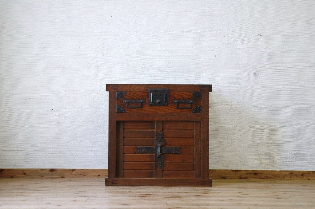アンティーク家具　明治期!!ケヤキ製の小振りな越後帳場小箪(銭戸棚)