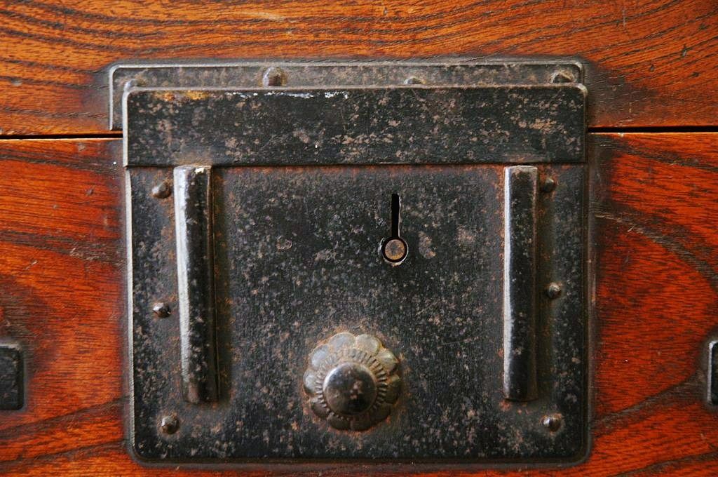 アンティーク家具　明治期!!ケヤキ製の小振りな越後帳場小箪(銭戸棚)