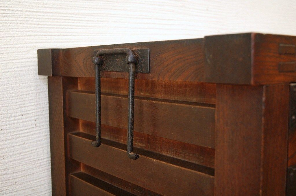 アンティーク家具　明治期!!ケヤキ製の小振りな越後帳場小箪(銭戸棚)