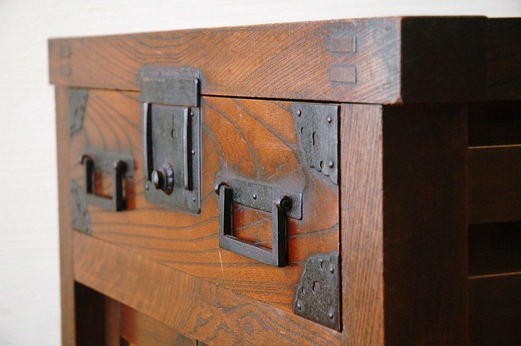 アンティーク家具　明治期!!ケヤキ製の小振りな越後帳場小箪(銭戸棚)