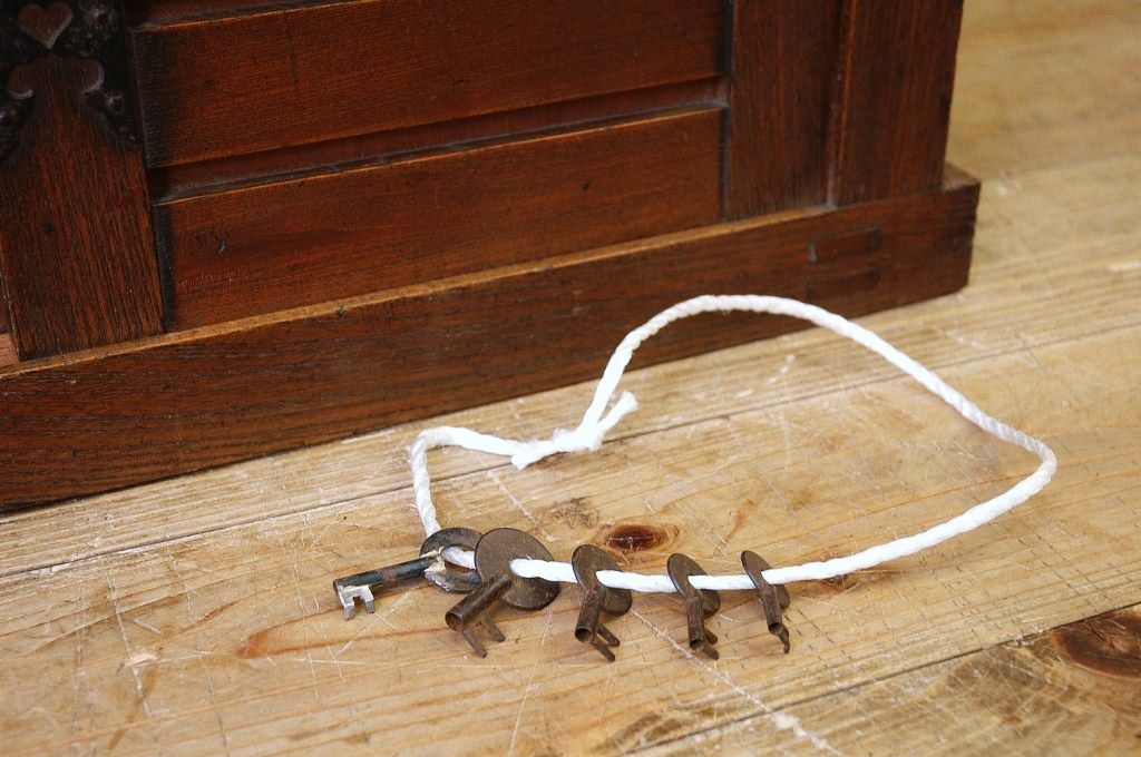 アンティーク家具　明治期!!ケヤキ製の小振りな越後帳場小箪(銭戸棚)