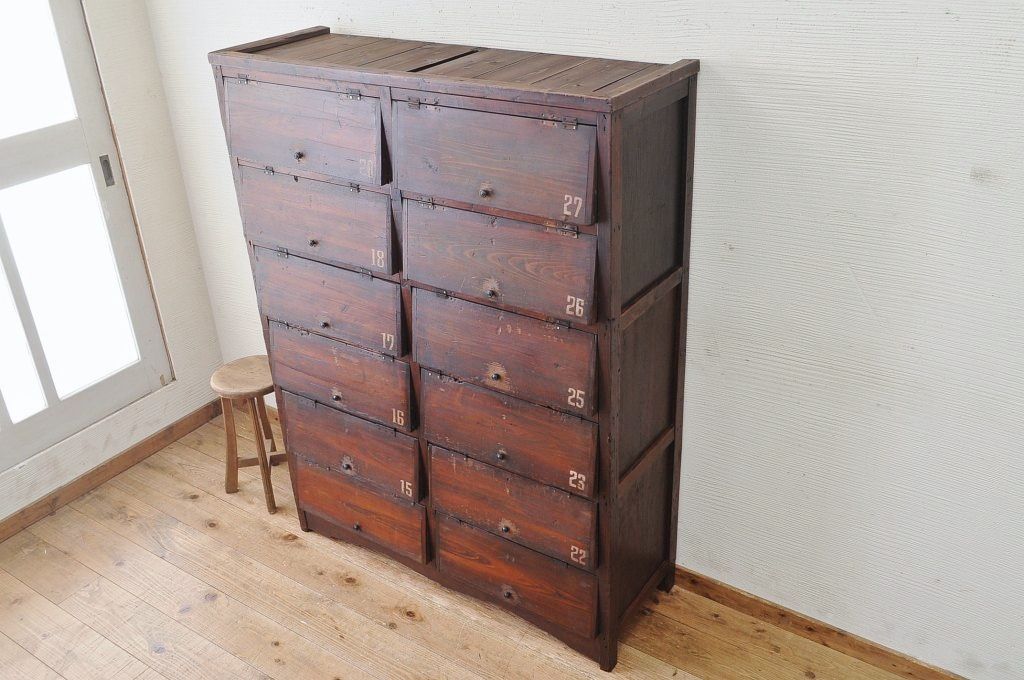 アンティーク家具　素敵なデザイン!大きなパタパタ下駄箱