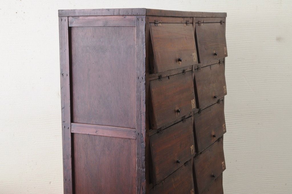 アンティーク家具　素敵なデザイン!大きなパタパタ下駄箱