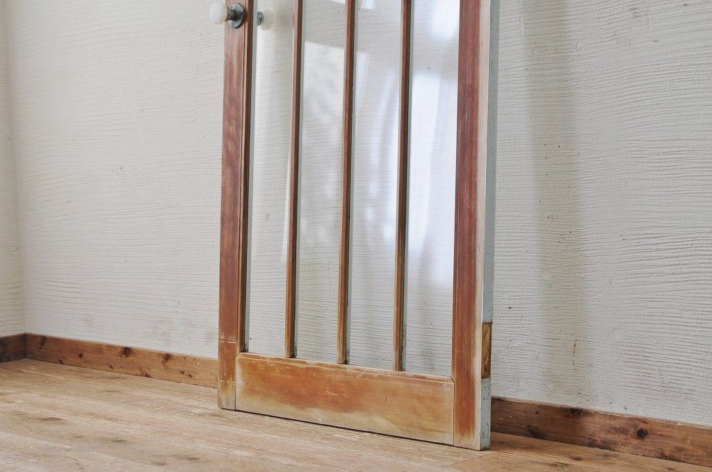 素敵な雰囲気!ガラスのドアノブのレトロなガラスドア