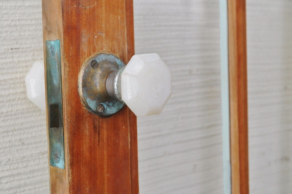 素敵な雰囲気!ガラスのドアノブのレトロなガラスドア