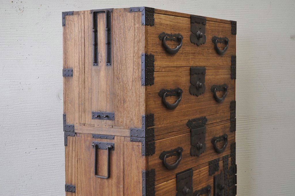 アンティーク家具　明治期　総桐の極厚金具3つ重ね時代箪笥(桐箪笥、桐たんす)