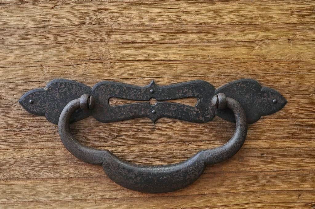 アンティーク家具　明治期　総桐の極厚金具3つ重ね時代箪笥(桐箪笥、桐たんす)