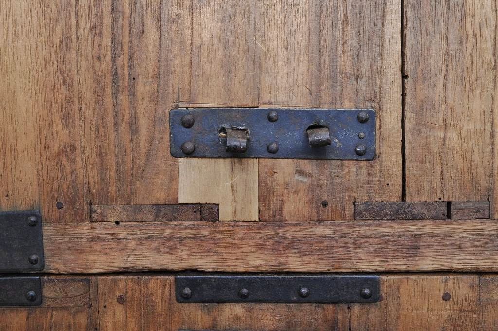 アンティーク家具　明治期　総桐の極厚金具3つ重ね時代箪笥(桐箪笥、桐たんす)