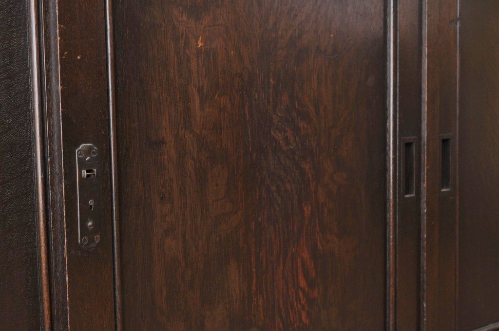 アンティーク家具　総楢材!古いお屋敷の上質な作業台付食器棚
