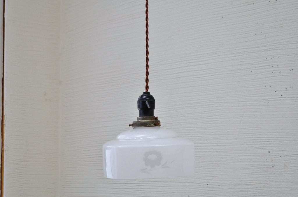カットの模様が可愛い吊り下げ照明(電笠)