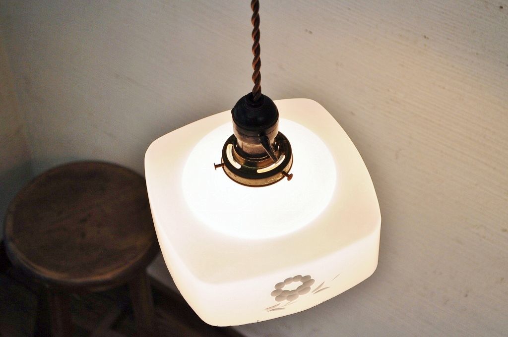 カットの模様が可愛い吊り下げ照明(電笠)
