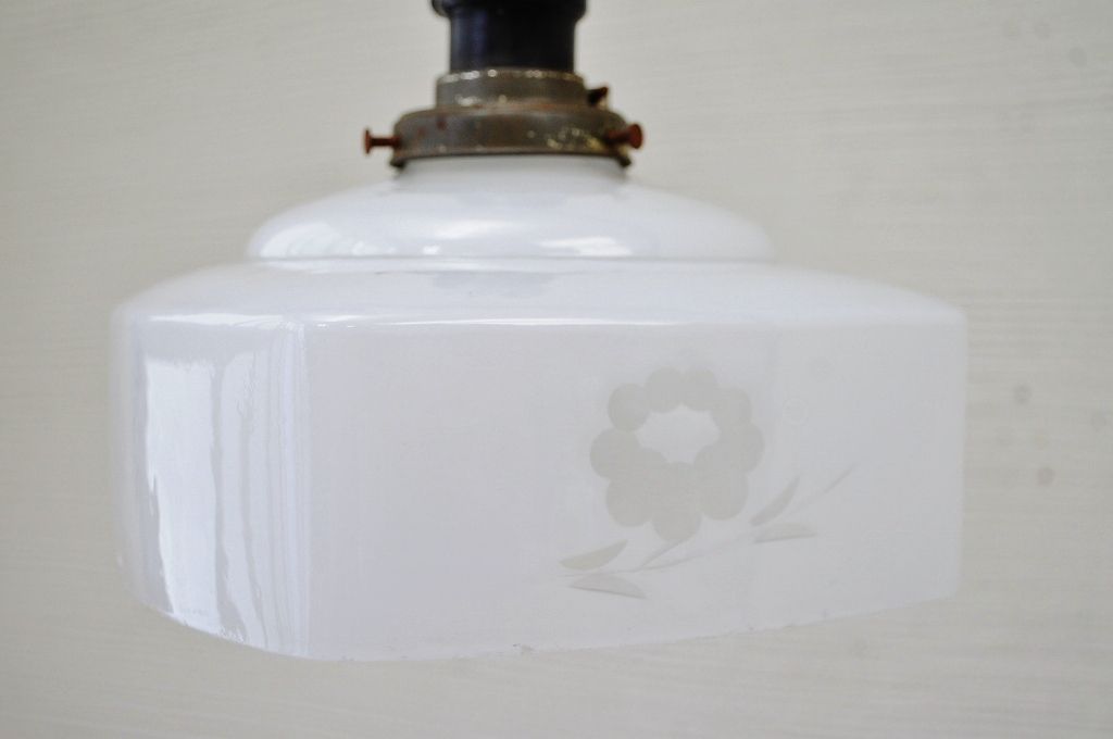 カットの模様が可愛い吊り下げ照明(電笠)