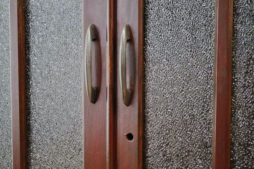アンティーク家具　訳あり品　大振りなダイヤガラス本箱