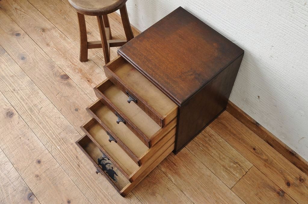 アンティーク家具　古い木のネームプレート付き小引き出し