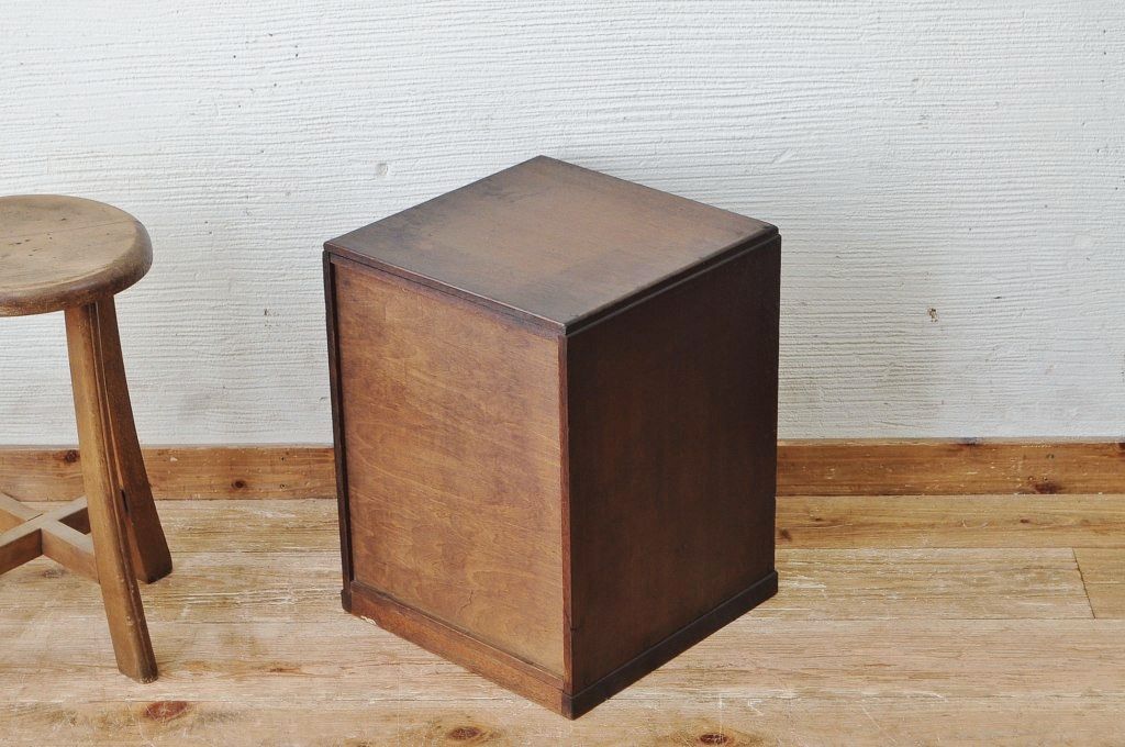 アンティーク家具　古い木のネームプレート付き小引き出し