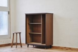 アンティーク家具　古い木の脚付き下駄箱