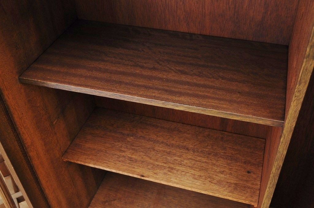 アンティーク家具　古い木の脚付き下駄箱