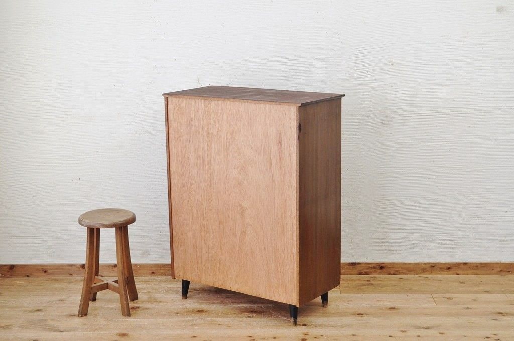 アンティーク家具　古い木の脚付き下駄箱