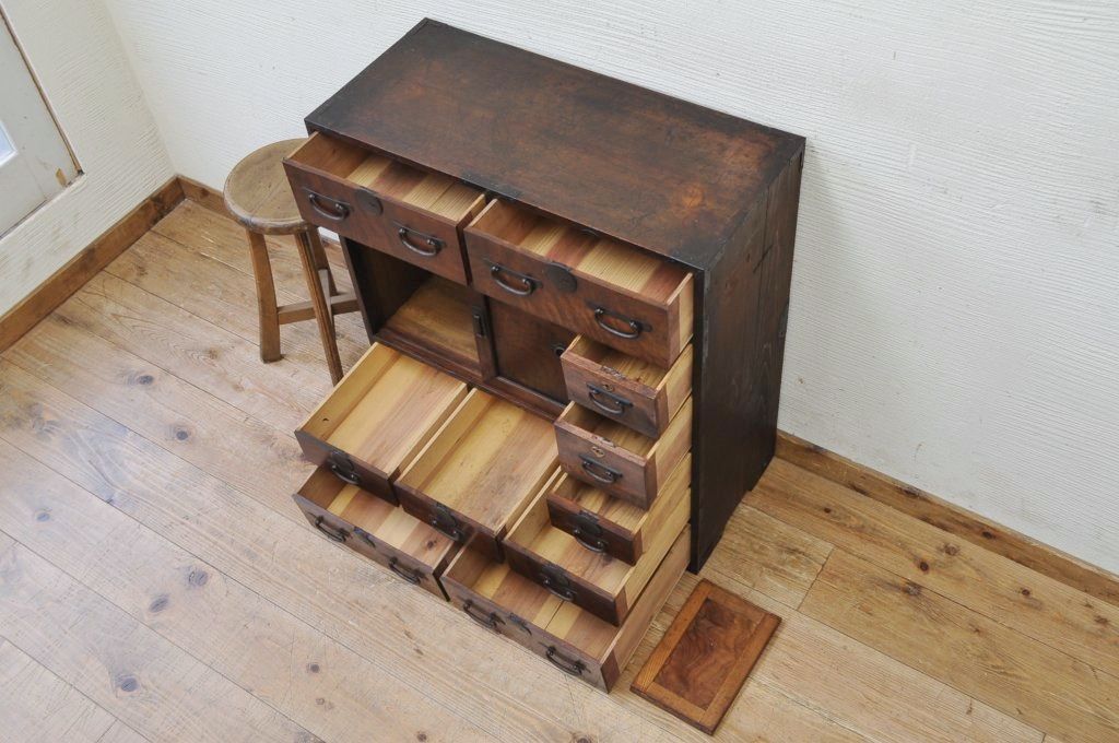 アンティーク家具　前面欅!古い欅材の小振りな帳場小箪笥