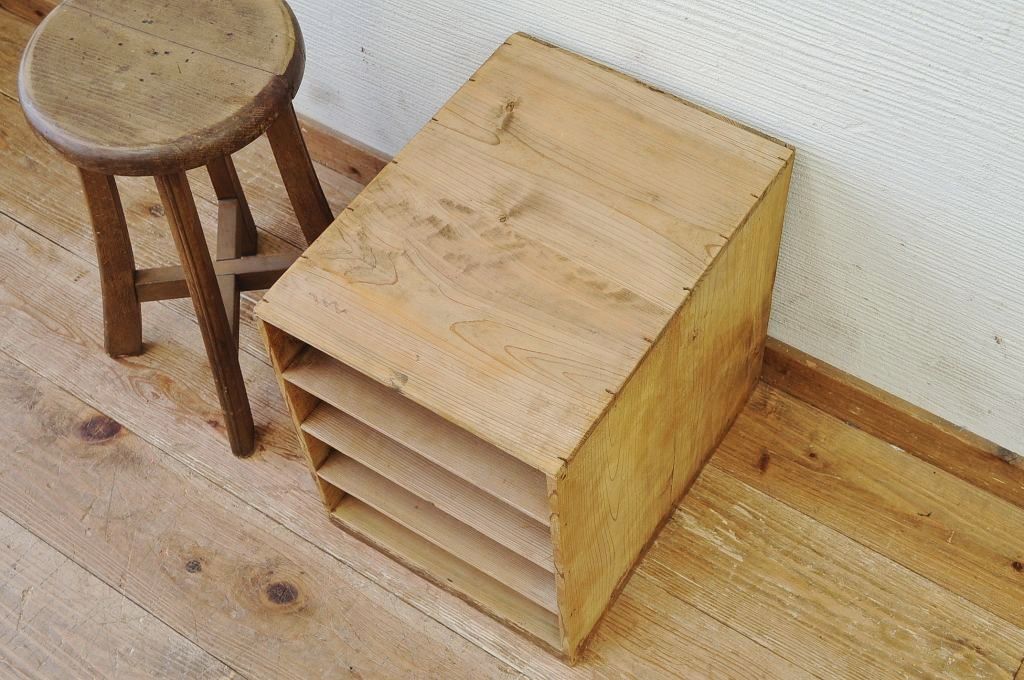 アンティーク家具　古い木味の小さな書類棚