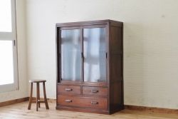 アンティーク家具　古い木の大振りなモールガラス収納棚