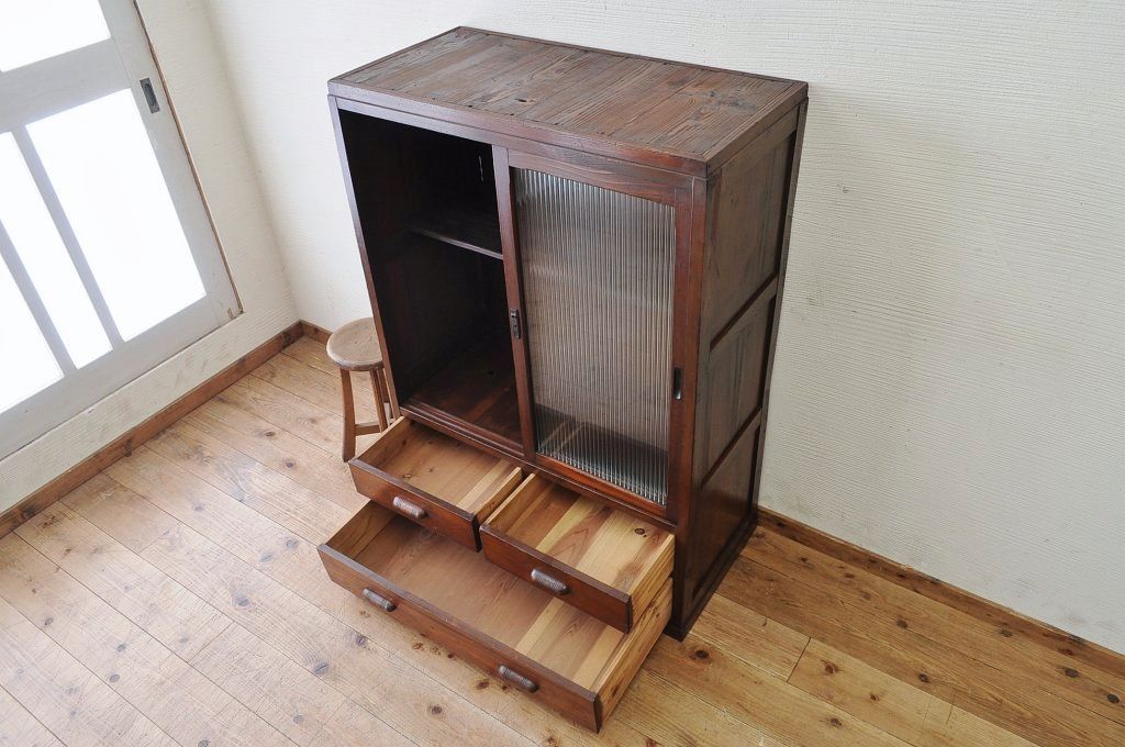 アンティーク家具　古い木の大振りなモールガラス収納棚