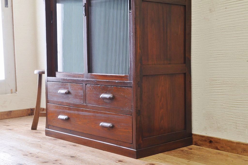 アンティーク家具　古い木の大振りなモールガラス収納棚