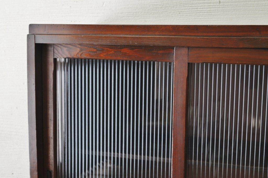 アンティーク家具　古い木の大振りなモールガラス収納棚