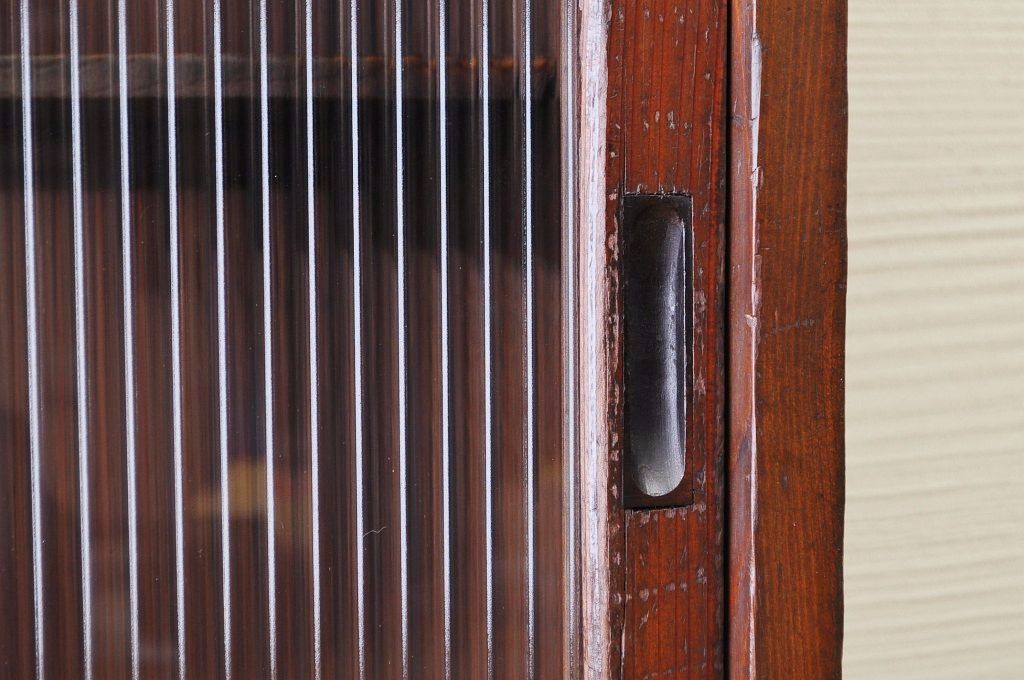 アンティーク家具　古い木の大振りなモールガラス収納棚