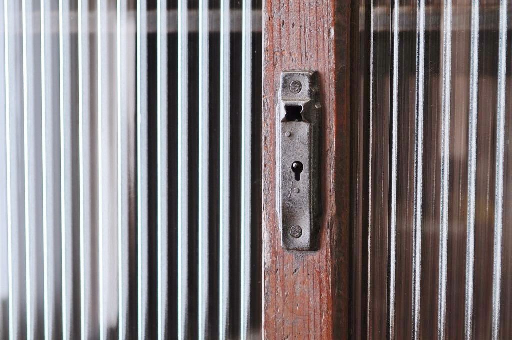 アンティーク家具　古い木の大振りなモールガラス収納棚