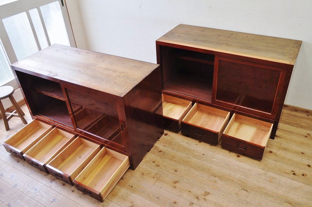 アンティーク家具　◇奇跡の状態漆の美しい前面欅二段重ね収納箪笥(水屋箪笥)