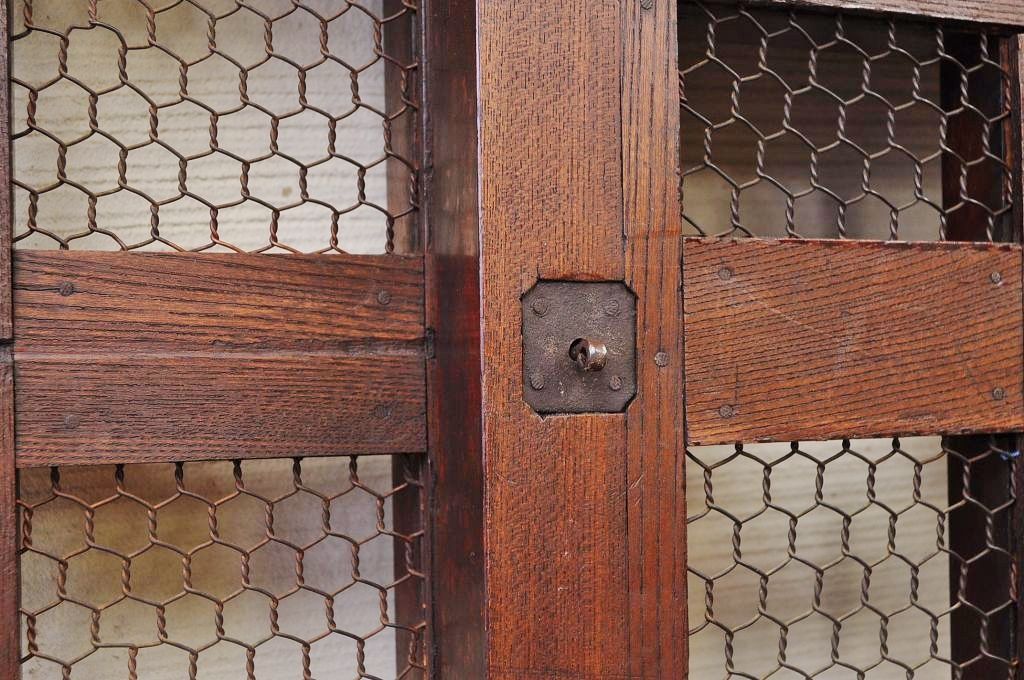 分厚い欅材の上質な漆塗りくぐり戸(蔵戸、玄関戸)