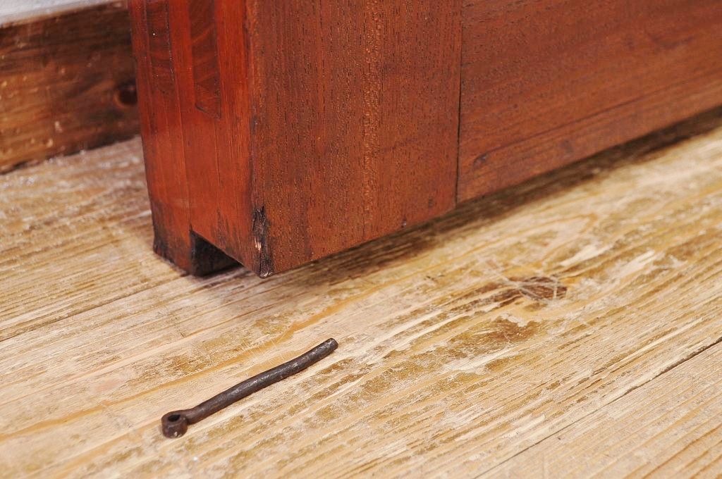 分厚い欅材の上質な漆塗りくぐり戸(蔵戸、玄関戸)