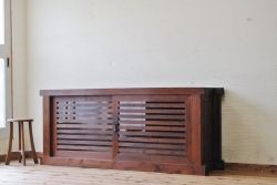 アンティーク家具　重厚でシンプルな横桟収納箪笥サイドボード(水屋箪笥、食器棚、収納棚)