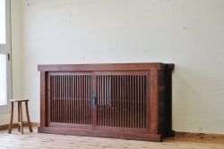 アンティーク家具　重厚な縦桟ガラス引き戸収納箪笥サイドボード(水屋箪笥)