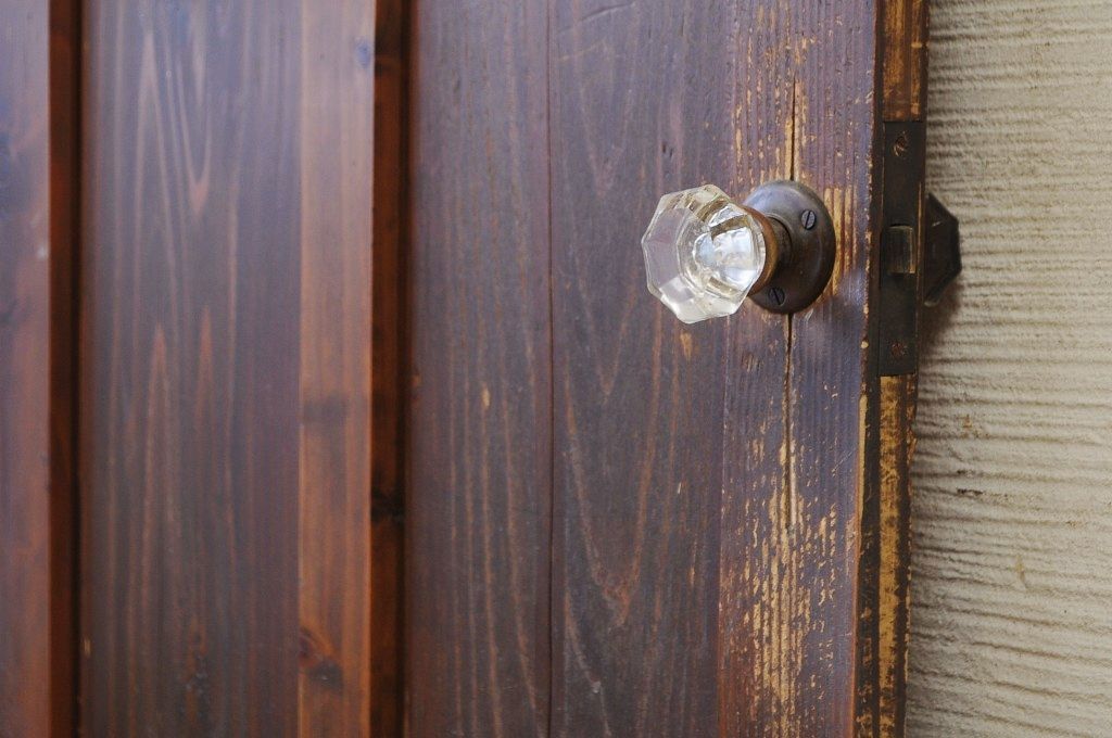 古い木の使い込まれたガラスドアノブ銀モールガラス扉5
