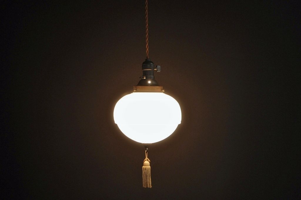 古いお屋敷の房付き吊り下げ照明