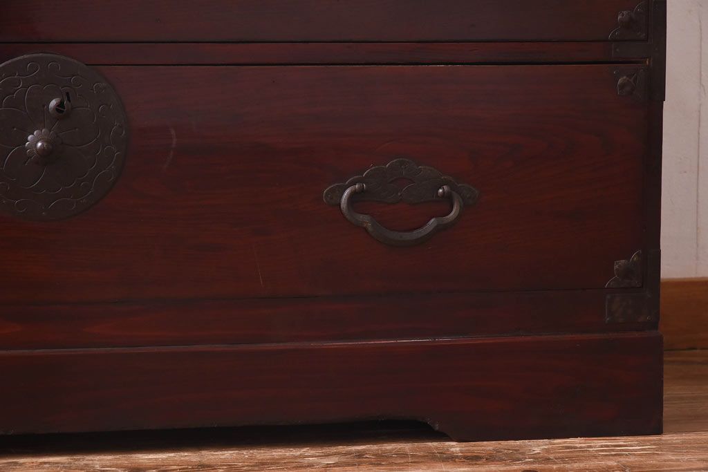 アンティーク家具　リメイク　桜丸金具　美しい漆塗りが楽しめる米沢箪笥ローチェスト(和タンス、ローボード、リビングボード、引き出し)(R-030320)