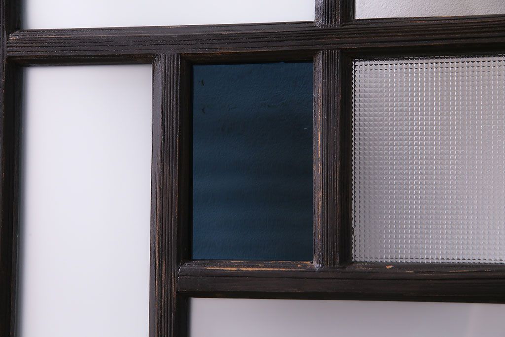 ペイント家具　当時物の色ガラスがアクセントになったガラス戸(引き戸、建具)