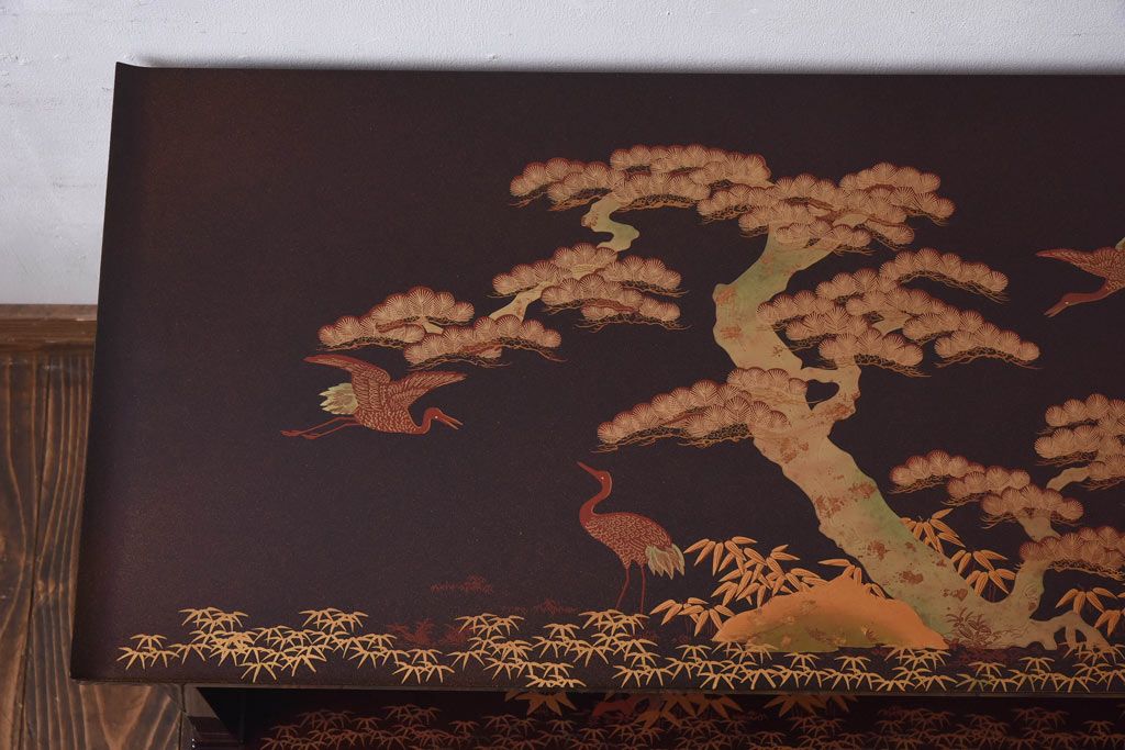 美品　漆塗り・梨地金蒔絵　松竹鶴の図　繊細な意匠が高級感を漂わせる飾り棚(茶棚)(R-030358)