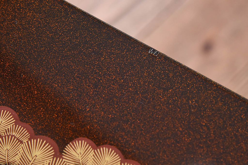 美品　漆塗り・梨地金蒔絵　松竹鶴の図　繊細な意匠が高級感を漂わせる飾り棚(茶棚)(R-030358)