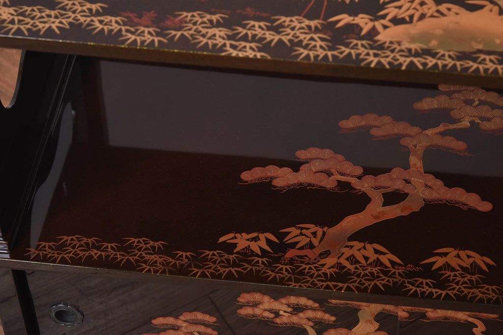 美品　漆塗り・梨地金蒔絵　松竹鶴の図　繊細な意匠が高級感を漂わせる飾り棚(茶棚)(R-030358)