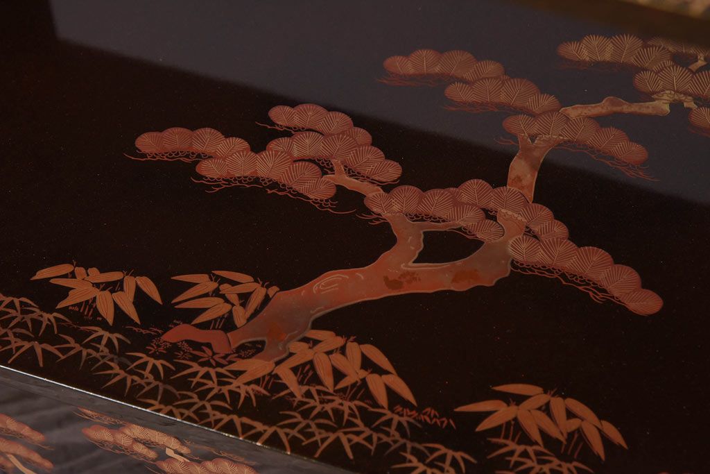 美品　漆塗り・梨地金蒔絵　松竹鶴の図　繊細な意匠が高級感を漂わせる飾り棚(茶棚)(R-030358)