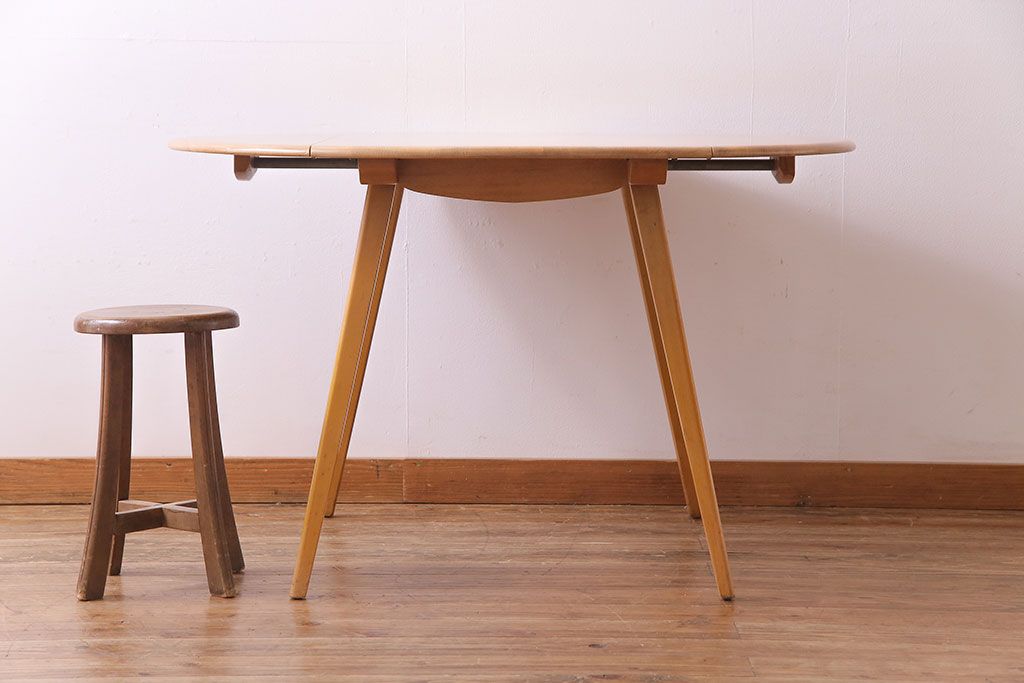 中古美品　ERCOL(アーコール)　スタイリッシュなデザインが目をひくバタフライテーブル(ダイニングテーブル、カフェテーブル)(R-030375)