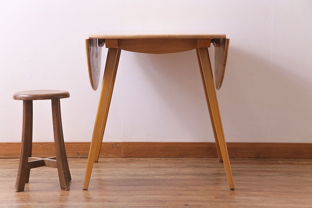 中古美品　ERCOL(アーコール)　スタイリッシュなデザインが目をひくバタフライテーブル(ダイニングテーブル、カフェテーブル)(R-030375)