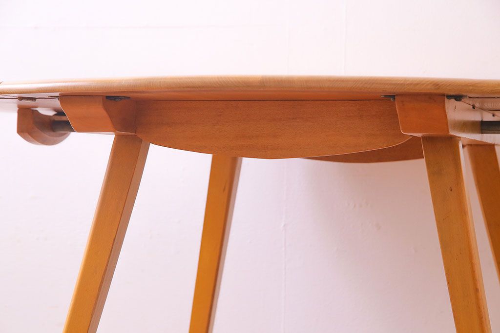 中古美品　ERCOL(アーコール)　スタイリッシュなデザインが目をひくバタフライテーブル(ダイニングテーブル、カフェテーブル)(R-030375)