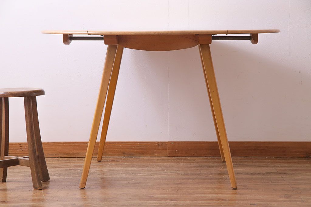 中古美品　ERCOL(アーコール)　スタイリッシュなデザインが目をひくバタフライテーブル(ダイニングテーブル、カフェテーブル)(R-030375)