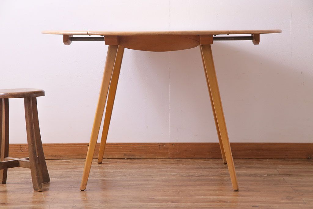 中古美品　ERCOL(アーコール)　スタイリッシュなデザインが目をひくバタフライテーブル(ダイニングテーブル、カフェテーブル)(R-030375)