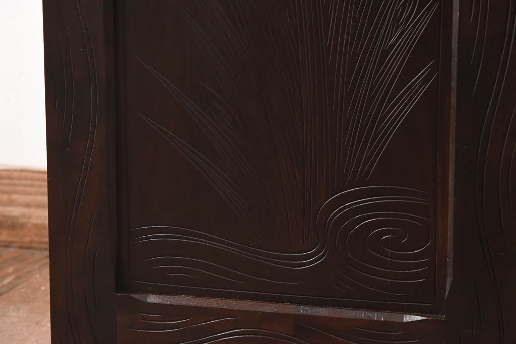 中古　伝統工芸　軽井沢彫り　職人技が光る菖蒲の彫りが美しいチェスト(小引き出し、整理箪笥)(R-030388)